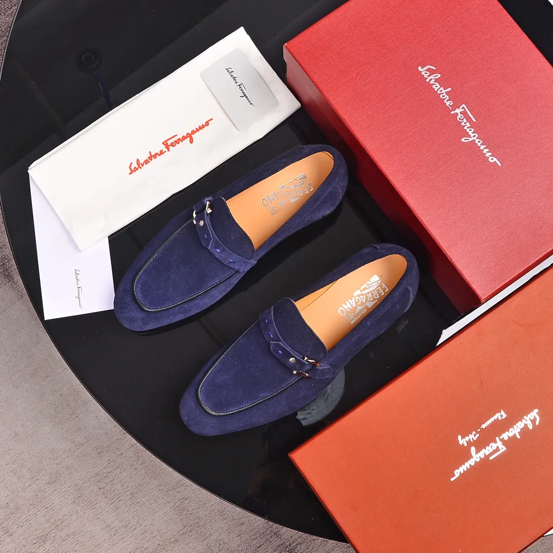 Factory: 260 Original order quality Brand: Ferragamo Size: Men's size 38/44 (45 can be customized) Grade: Same style as the official website High-end quality men's shoes Material: Original top layer frosted cowhide, water-dyed cowhide lining original outsole Style categories: Men's fashionable formal business casual leather shoes Slip-on men's high-top series Young fashion European and American trends British style Casual matching Comfortable feet